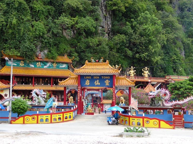 Sam Poh Tong Temple
